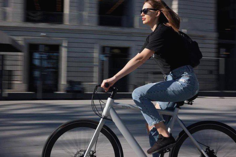 kobieta na rowerze elektrycznym